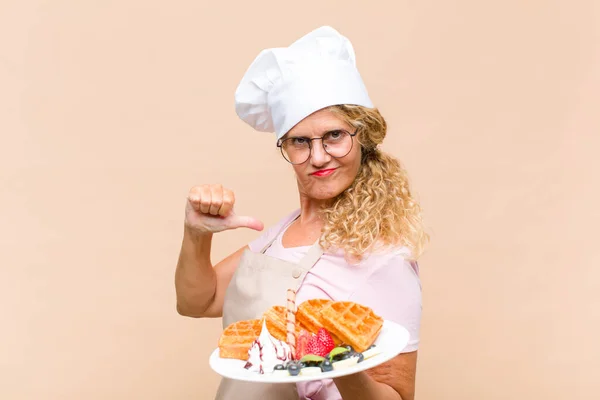 Женщина Пекарь Среднего Возраста Готовит Вафли — стоковое фото