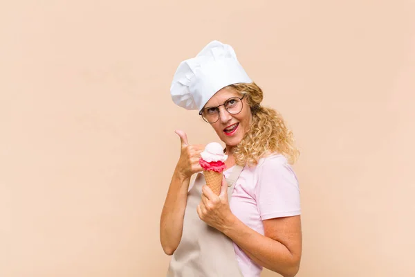 Середнього Віку Пекарня Жінка Готує Морозиво — стокове фото
