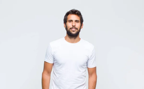 Genç Yakışıklı Latin Adam Beyaz Duvara Poz Veriyor Kameraya Bakıyor — Stok fotoğraf