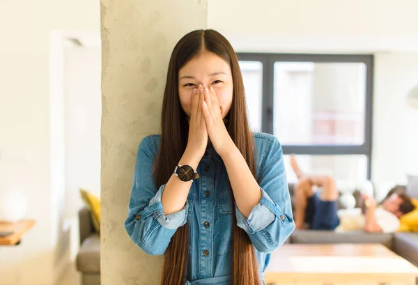 Młoda Ładna Azji Kobieta Patrząc Szczęśliwy Wesoły Szczęśliwy Zaskoczony Pokrycie — Zdjęcie stockowe