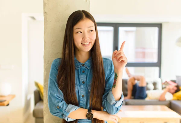 Joven Bonita Asiática Mujer Sonriendo Felizmente Mirando Hacia Los Lados — Foto de Stock