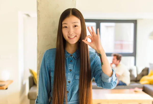 Joven Bastante Asiático Mujer Sintiéndose Feliz Relajado Satisfecho Mostrando Aprobación — Foto de Stock