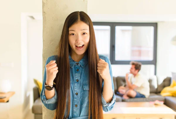 Fiatal Csinos Ázsiai Érzés Megdöbbent Izgatott Boldog Nevetés Ünneplő Siker — Stock Fotó