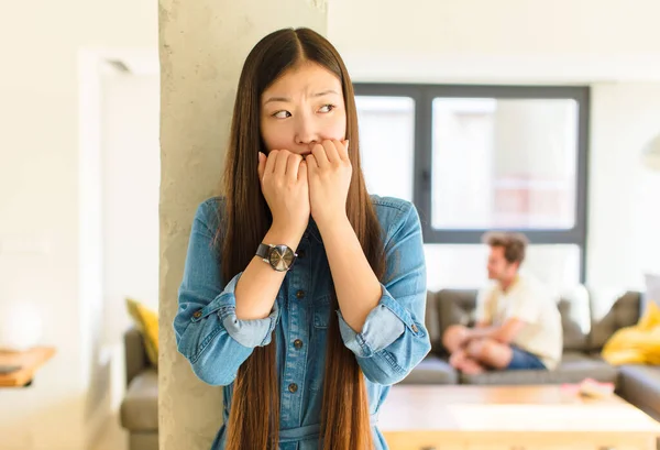 Mladá Hezká Asijská Žena Vypadá Ustaraně Úzkostlivě Stresu Strachu Kousání — Stock fotografie