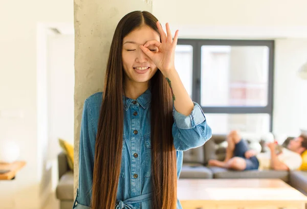 Młoda Ładna Azjatycka Kobieta Uśmiecha Się Szczęśliwie Zabawną Twarzą Żartując — Zdjęcie stockowe