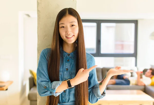 Fiatal Csinos Ázsiai Mosolyog Érzés Boldog Gondtalan Elégedett Rámutatva Koncepció — Stock Fotó