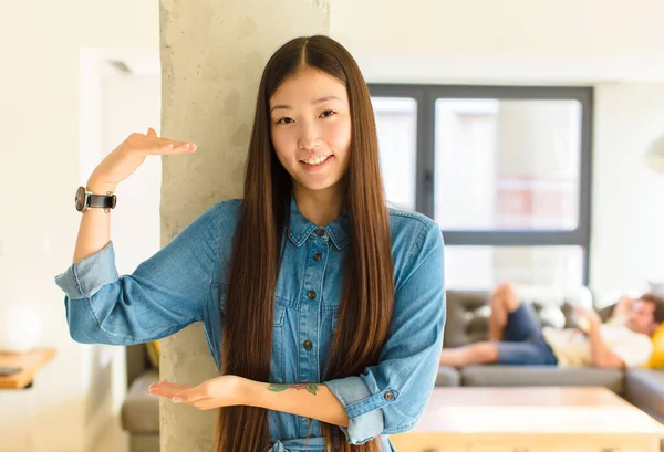 Fiatal Csinos Ázsiai Mosolyog Érzés Boldog Pozitív Elégedett Gazdaság Vagy — Stock Fotó