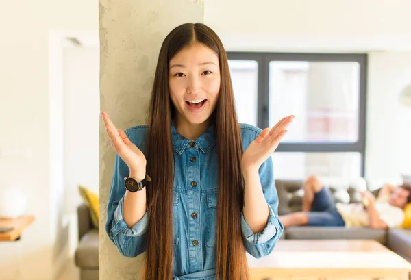 Joven Bastante Asiático Mujer Sintiéndose Feliz Emocionado Sorprendido Sorprendido Sonriendo — Foto de Stock
