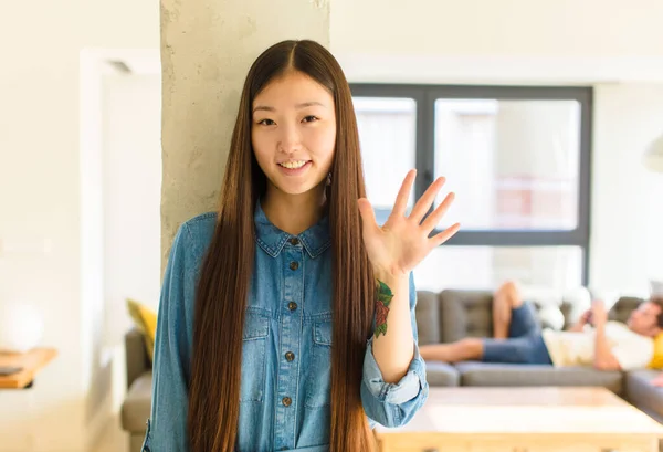 Joven Bastante Asiática Mujer Sonriendo Buscando Amigable Mostrando Número Cinco — Foto de Stock