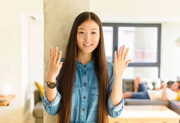 Fiatal Csinos Ázsiai Mosolyog Barátságos Mutatja Nyolcadik Vagy Nyolcadik Kéz — Stock Fotó