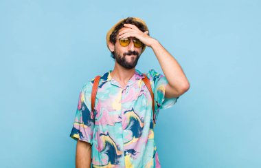 Genç sakallı turist, unutulmuş bir mühlet yüzünden panikliyor, stresli hissediyor, bir pisliği ya da hatayı örtbas etmek zorunda kalıyor.