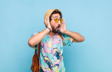 Ağzı açık genç sakallı turist korkunç bir hata yüzünden dehşete düşmüş ve şok olmuş görünüyor.