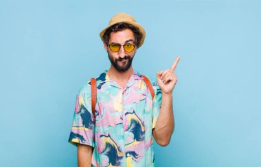 Genç sakallı turist, harika bir fikri fark ettikten sonra kendini dahi gibi hissederek parmağını havaya kaldırdı ve 