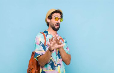 Genç sakallı turist tiksinti ve mide bulantısı hissediyor. Pis kokan ya da kokan bir şeyden kaçıyor. İğrenç diyor.