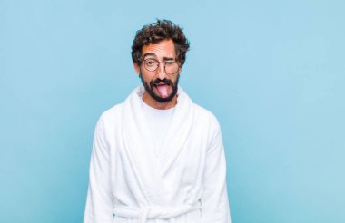 Genç sakallı bir adam banyolu, neşeli, kaygısız, asi tavırlı, şakacı ve dilsiz, eğlenen