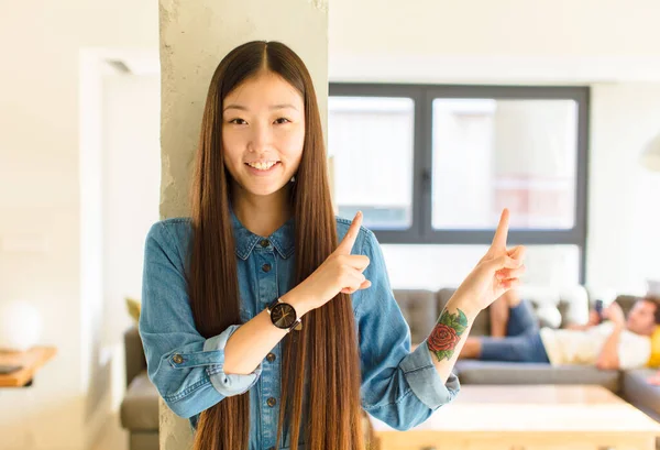 Fiatal Csinos Ázsiai Mosolyog Boldogan Rámutatva Oldalra Felfelé Mindkét Kezével — Stock Fotó