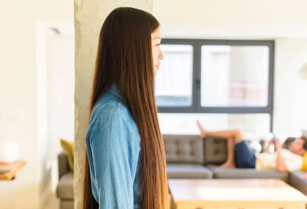 Jong Mooi Aziatisch Vrouw Profiel Uitzicht Zoek Naar Kopiëren Ruimte — Stockfoto