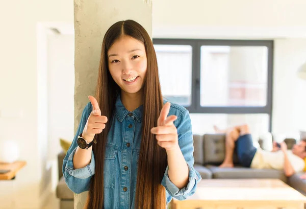 Joven Bastante Asiático Mujer Sintiéndose Feliz Fresco Satisfecho Relajado Exitoso — Foto de Stock