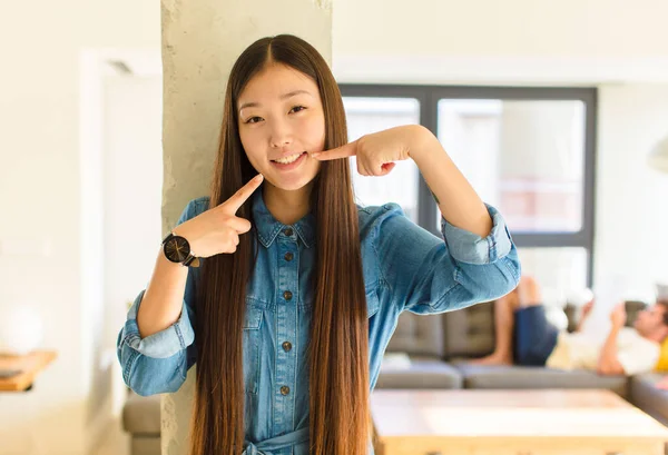 Genç Güzel Asyalı Bir Kadın Kendine Güvenerek Gülümsüyor Kendi Gülüşünü — Stok fotoğraf