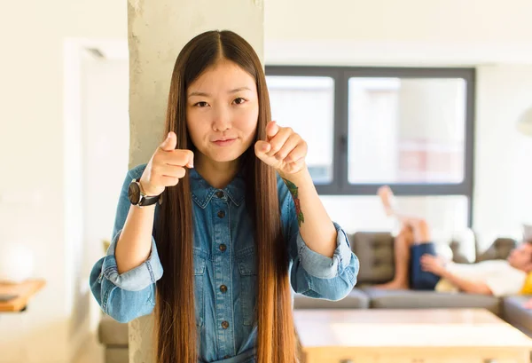 Joven Bastante Asiático Mujer Apuntando Hacia Adelante Cámara Con Ambos — Foto de Stock