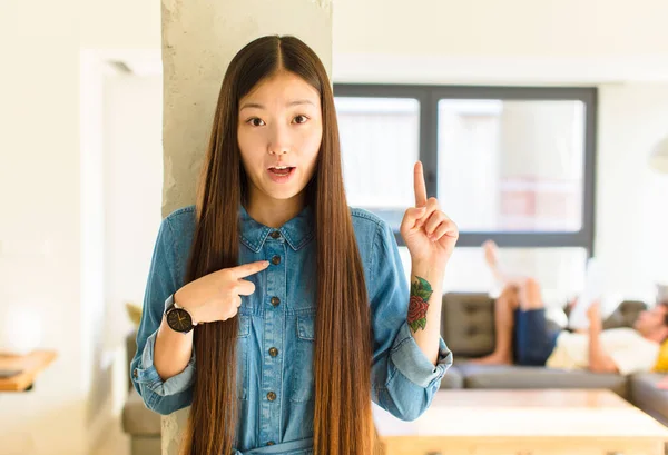 Jong Mooi Aziatisch Vrouw Gevoel Trots Verrast Wijzend Naar Zelfvertrouwen — Stockfoto