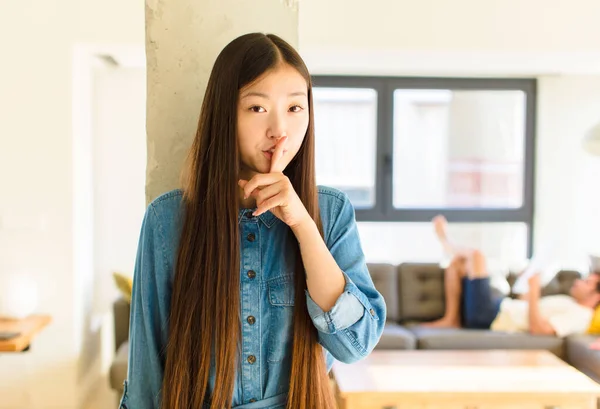 Joven Bonita Mujer Asiática Pidiendo Silencio Tranquilidad Gesto Con Dedo —  Fotos de Stock