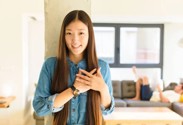 Joven Bonita Mujer Asiática Sintiéndose Romántica Feliz Enamorada Sonriendo Alegremente — Foto de Stock