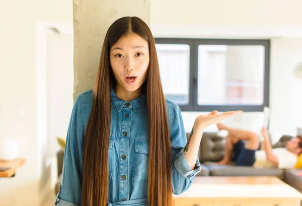 Jovem Bonita Asiática Mulher Olhando Surpreso Chocado Com Maxilar Caiu — Fotografia de Stock