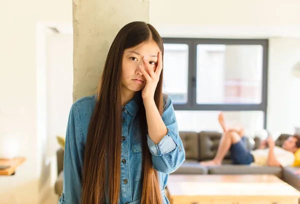 Junge Hübsche Asiatische Frau Fühlt Sich Gelangweilt Frustriert Und Schläfrig — Stockfoto