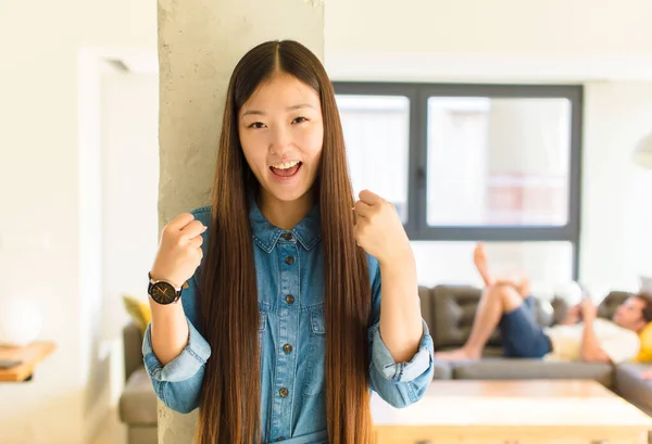 Fiatal Csinos Ázsiai Kiabál Diadalmasan Nevetés Érzés Boldog Izgatott Miközben — Stock Fotó