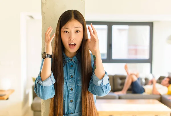 Młoda Ładna Azjatycka Kobieta Krzyczy Rękami Górze Czując Wściekły Sfrustrowany — Zdjęcie stockowe