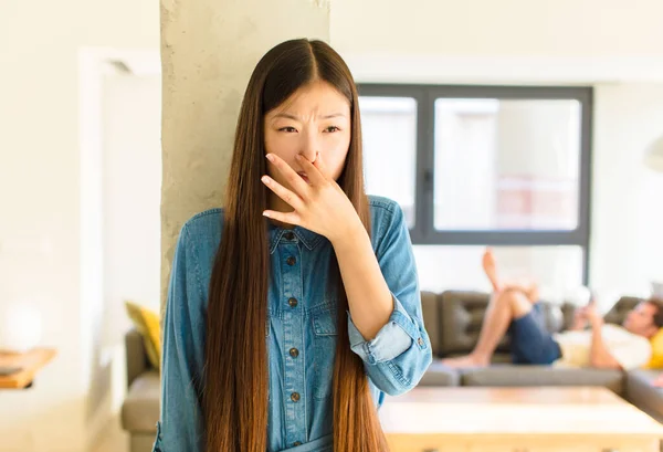 Młoda Ładna Azjatycka Kobieta Czuje Obrzydzenie Trzymając Nos Aby Uniknąć — Zdjęcie stockowe