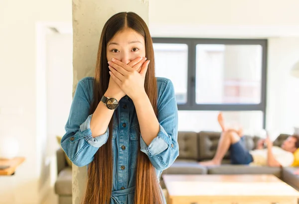 Młoda Ładna Azjatycka Kobieta Zakrywa Usta Rękami Wstrząśniętym Zaskoczony Wyraz — Zdjęcie stockowe