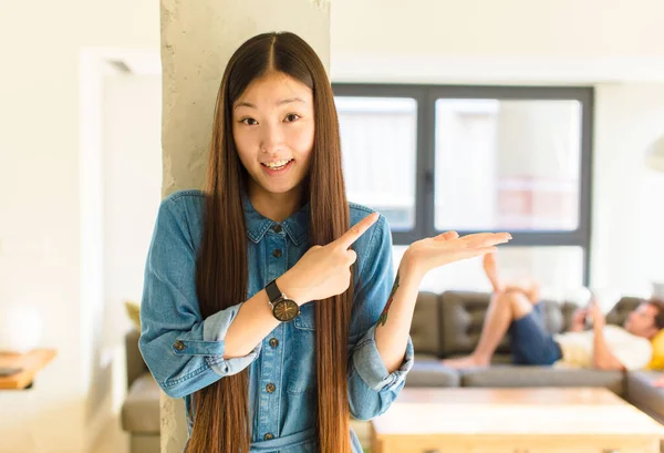 Jong Mooi Aziatisch Vrouw Glimlachen Vrolijk Wijzen Naar Ruimte Kopiëren — Stockfoto