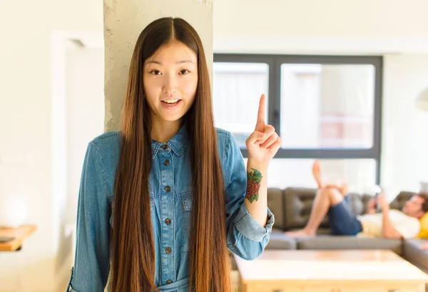 Jong Mooi Aziatisch Vrouw Gevoel Als Een Gelukkig Opgewonden Genie — Stockfoto