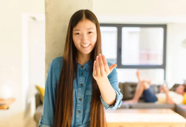 Jonge Mooie Aziatische Vrouw Zich Gelukkig Succesvol Zelfverzekerd Voelen Geconfronteerd — Stockfoto