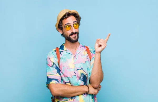 Joven Barbudo Turista Sonriendo Felizmente Mirando Hacia Los Lados Preguntándose —  Fotos de Stock