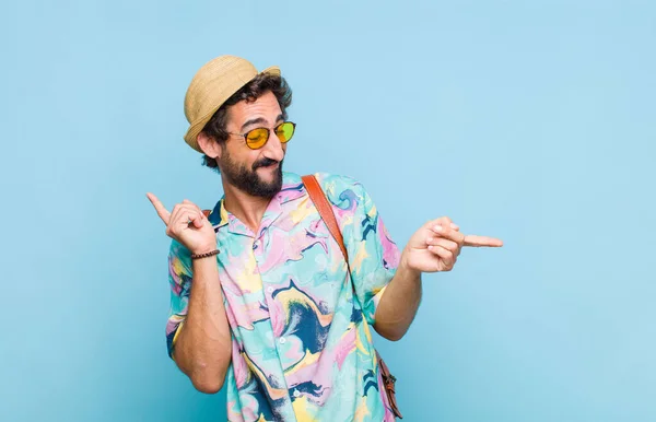 Jeune Touriste Barbu Souriant Sentant Insouciant Détendu Heureux Danser Écouter — Photo