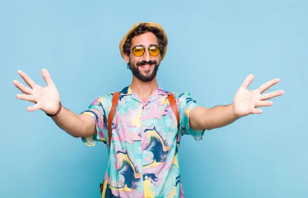 Joven Barbudo Turista Sonriendo Alegremente Dando Cálido Amistoso Cariñoso Abrazo —  Fotos de Stock