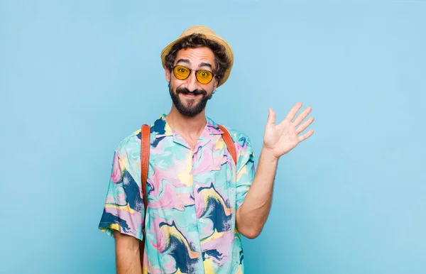 Joven Barbudo Turista Sonriendo Alegre Alegremente Saludándote Saludándote Despidiéndote —  Fotos de Stock