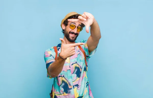 턱수염 관광객 우정적 긍정적 미소짓고 손으로 초상화나 사진을 만드는 — 스톡 사진