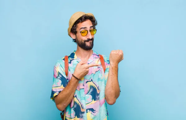 Jeune Touriste Barbu Regardant Impatient Colère Pointant Vers Montre Demandant — Photo