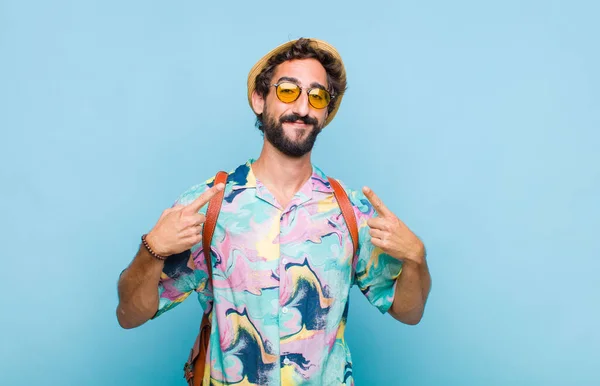 Joven Barbudo Turista Sonriendo Con Confianza Apuntando Propia Amplia Sonrisa —  Fotos de Stock