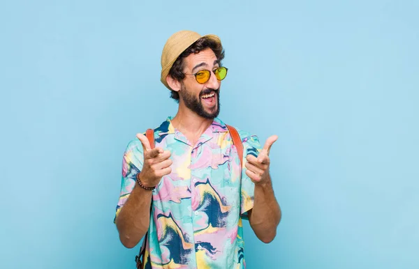 Joven Barbudo Turista Sonriendo Con Una Actitud Positiva Exitosa Feliz —  Fotos de Stock