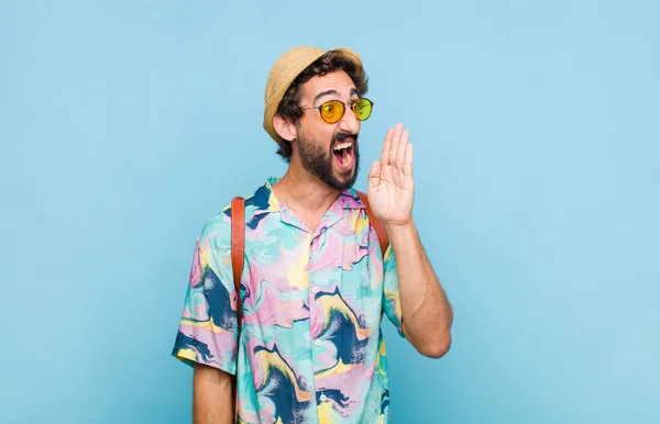 Young Bearded Tourist Man Yelling Loudly Angrily Copy Space Side — Stock Photo, Image