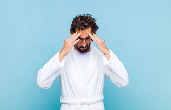 Giovane Uomo Barbuto Che Indossa Accappatoio Cercando Stressato Frustrato Lavorando — Foto Stock