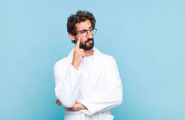 Jeune Homme Barbu Portant Peignoir Avec Regard Concentré Demandant Avec — Photo