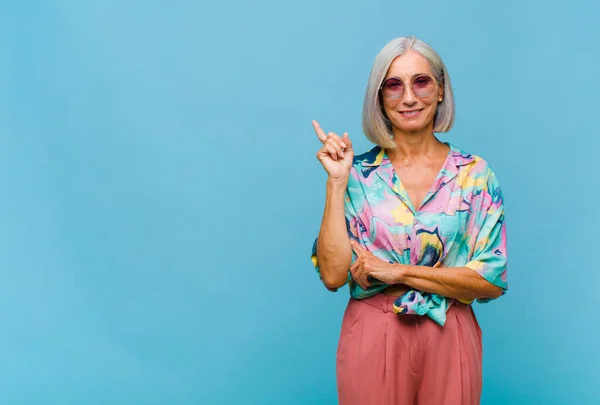 Mujer Guay Mediana Edad Sonriendo Felizmente Mirando Hacia Los Lados — Foto de Stock