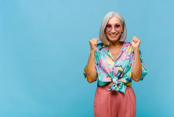 Mujer Fresca Mediana Edad Sintiéndose Conmocionada Emocionada Feliz Riendo Celebrando — Foto de Stock