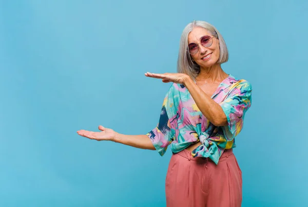 Mujer Cool Mediana Edad Sonriendo Sintiéndose Feliz Positiva Satisfecha Sosteniendo —  Fotos de Stock